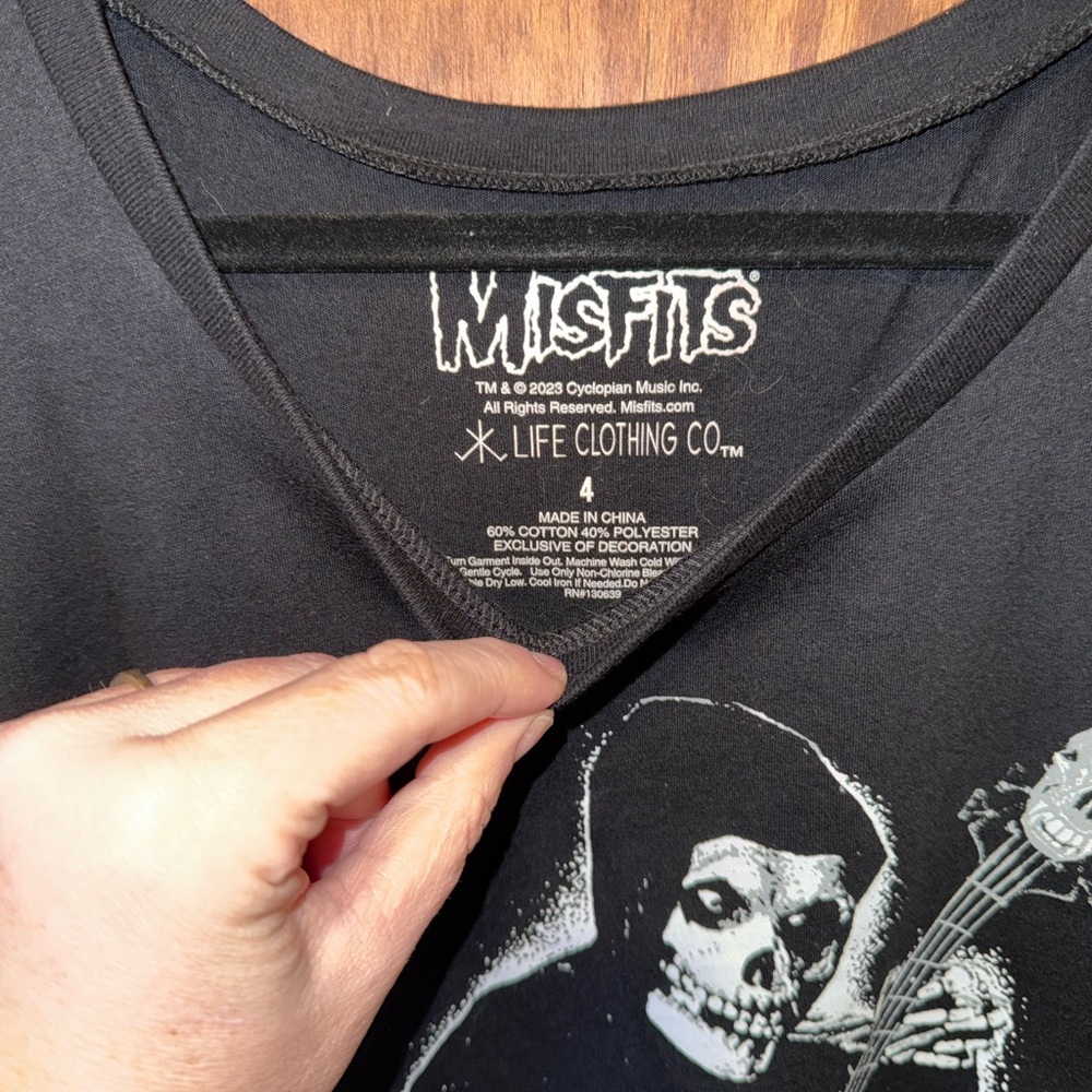 Torrid Black Misfits Graphic Crop Top. Size 4 - Picture 6 of 8